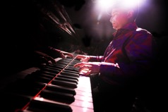 SMYPianoGlare